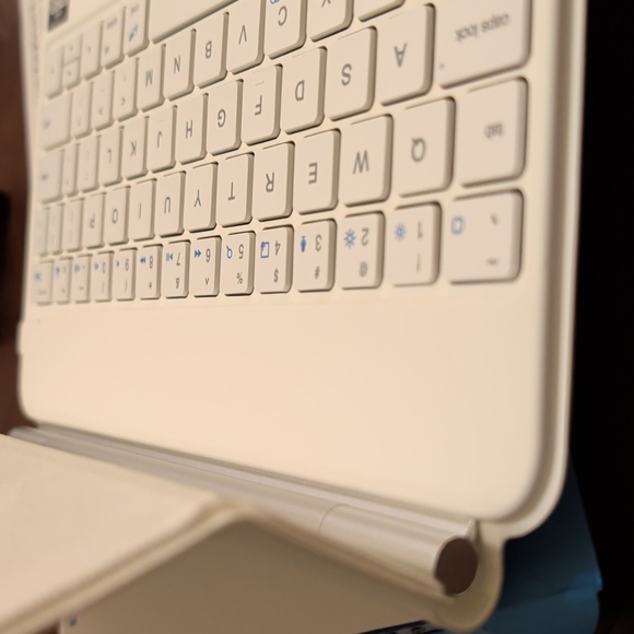 Runelk Magnetic Suspension Keyboard Case - White